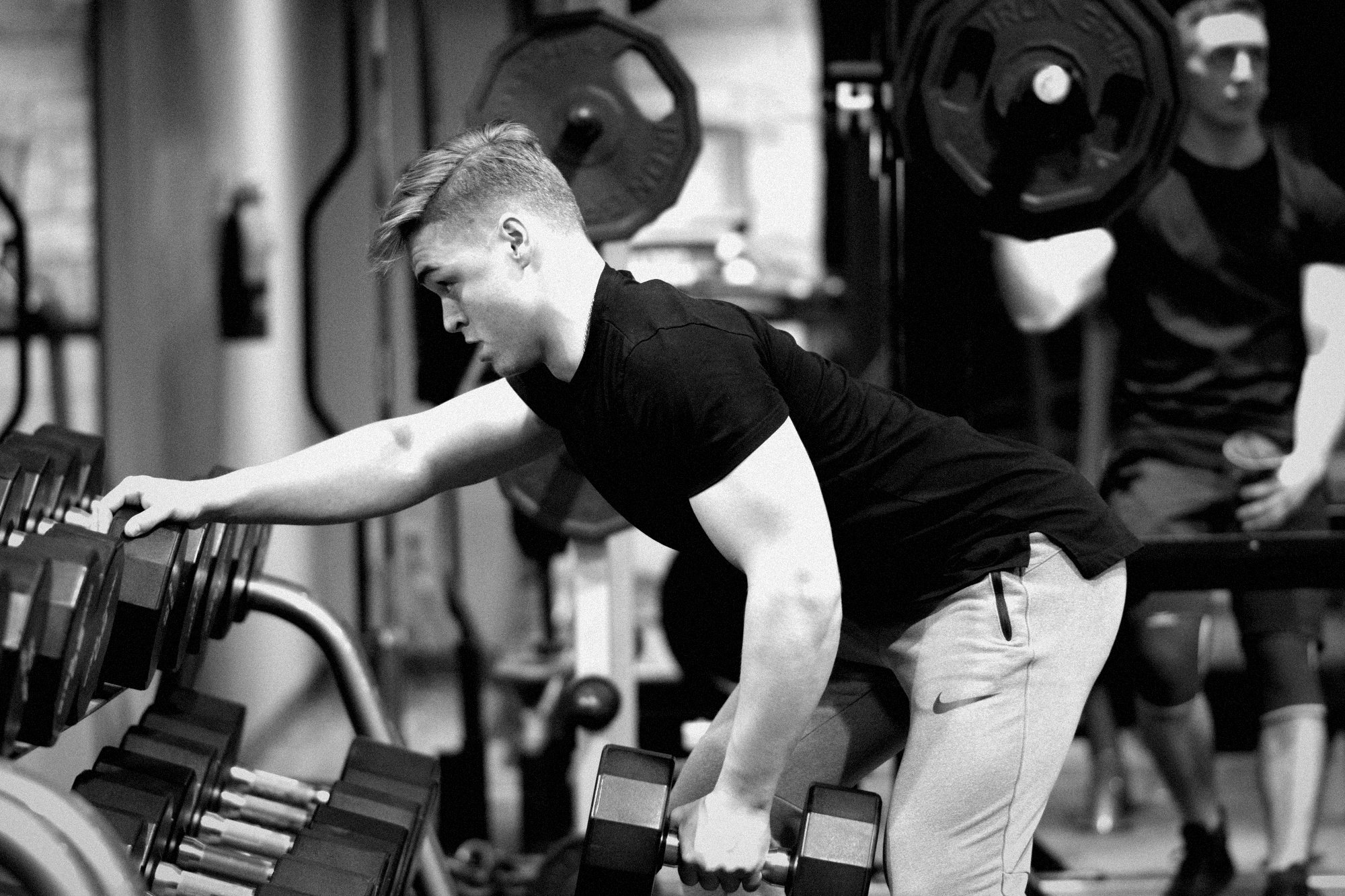 Single-arm row in the Signature Tee
